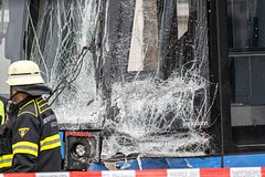 В Германии автобус заехал на тротуар и врезался в пешеходов В Германии автобус заехал на тротуар и врезался в пешеходов
