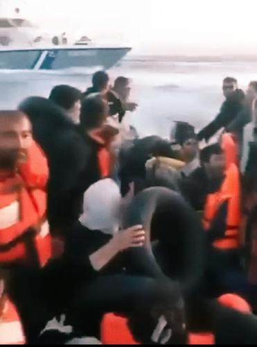 В Греции береговая охрана протаранила надувную лодку с нелегальными мусульманскими мигрантами, пытавшимися попасть в ЕС