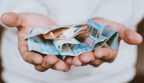 В парламенте Латвии потребовали от Украины отчет о трате одного миллиарда евро В парламенте Латвии потребовали от Украины отчет о трате одного миллиарда евро