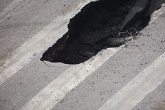 В российском городе из-за аварии на водопроводе провалилась земля и упало дерево