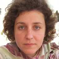 В российском городе из-за аварии на водопроводе провалилась земля и упало дерево