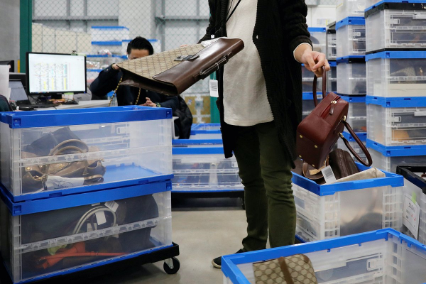 «Винтаж лучше в сто раз» Как зумеры полюбили подержанный люкс и почему спрос на новые коллекции модных домов рухнул во всем мире?