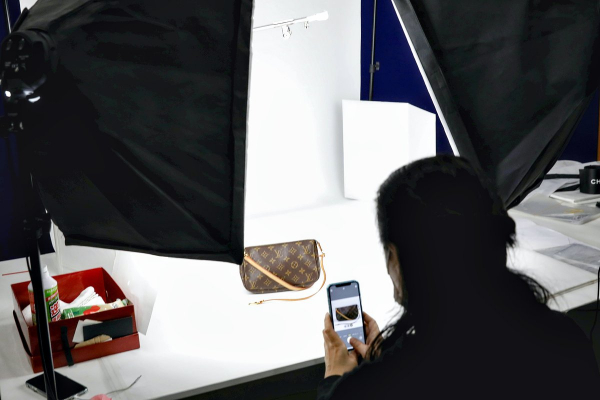 «Винтаж лучше в сто раз» Как зумеры полюбили подержанный люкс и почему спрос на новые коллекции модных домов рухнул во всем мире?