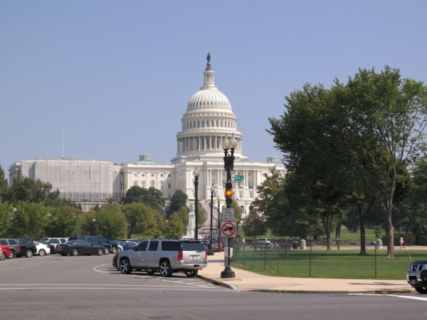 Жители Вашингтона сметают еду с полок перед снежной бурей